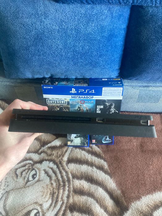 PS4 1TB + 2 игры в идеальном состоянии