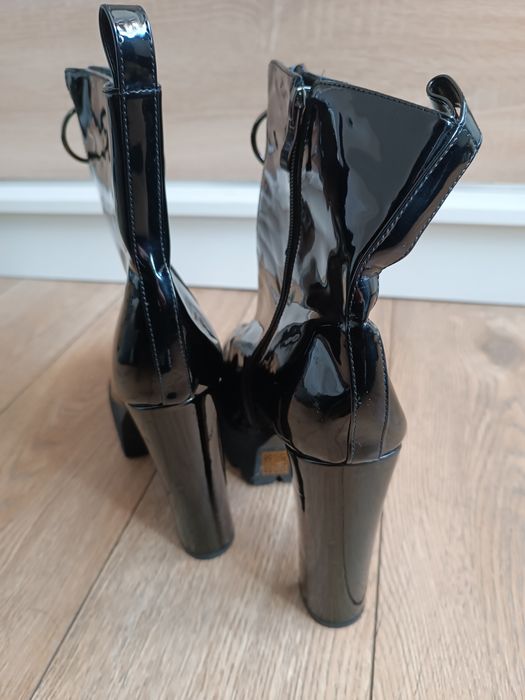 Czarne lakierowane botki na obcasie