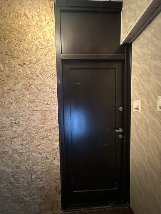 Drzwi wejściowe po demontażu z ościeżnicą