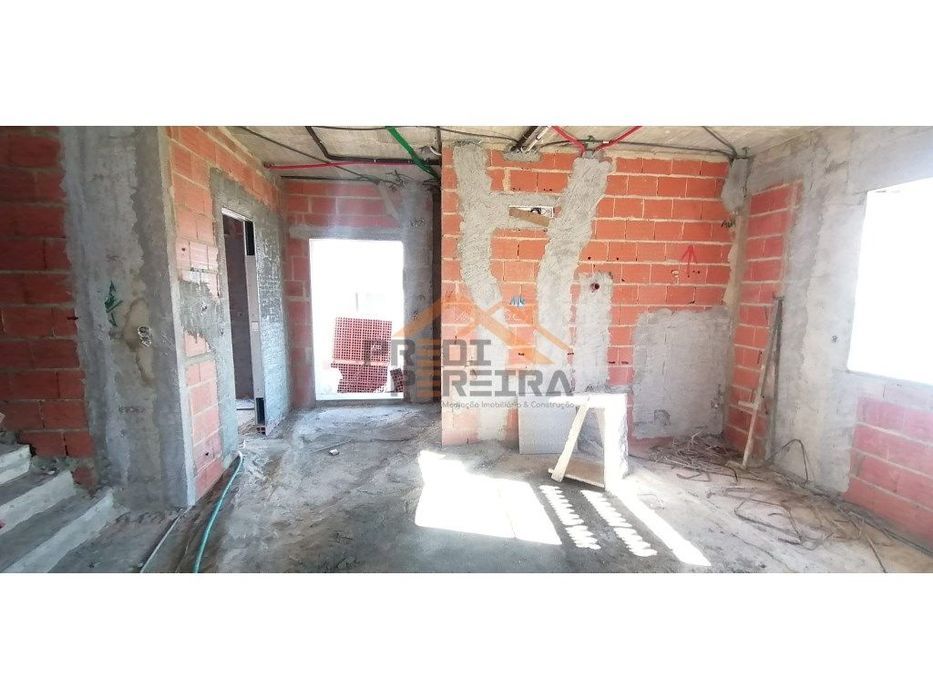 Moradia T4 em fase de construção, situada no Bairro Casal São Sebas...