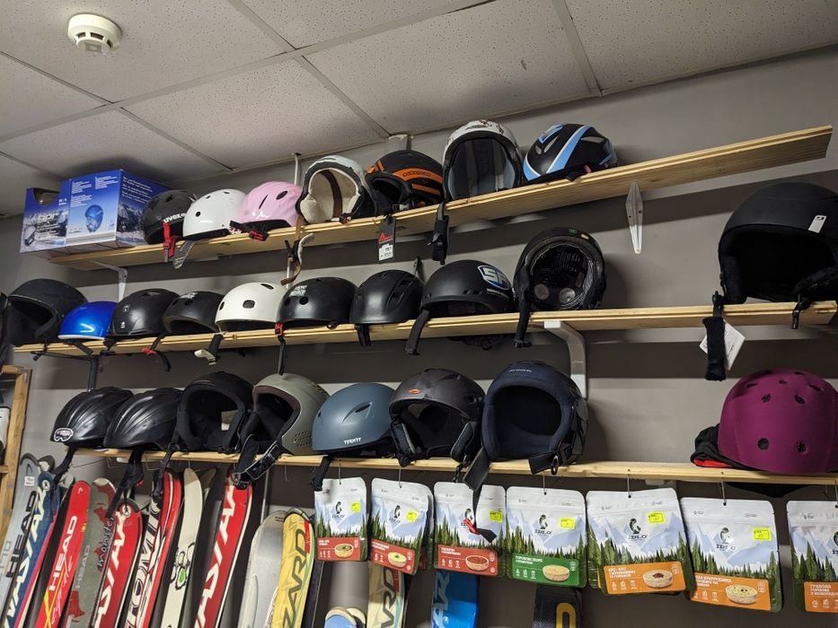 Прокат лижі, сноуборди, черевики, оренда лижного одягу, шоломів, масок
