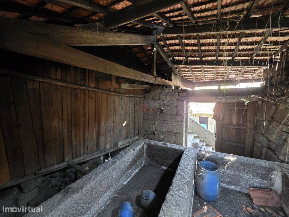 Moradia para Restauro Total em Lordelo, Guimarães