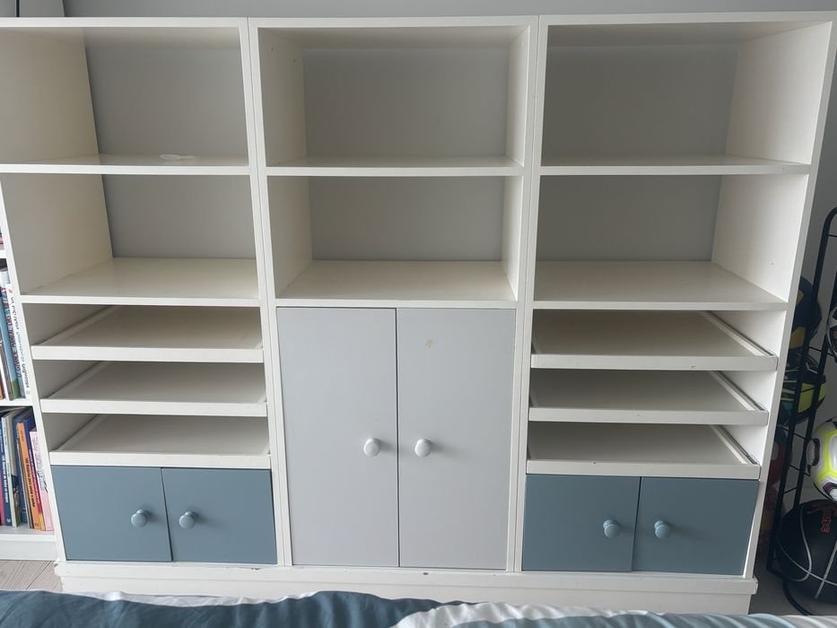 Móvel de módulos de quarto de criança com estantes e gavetas