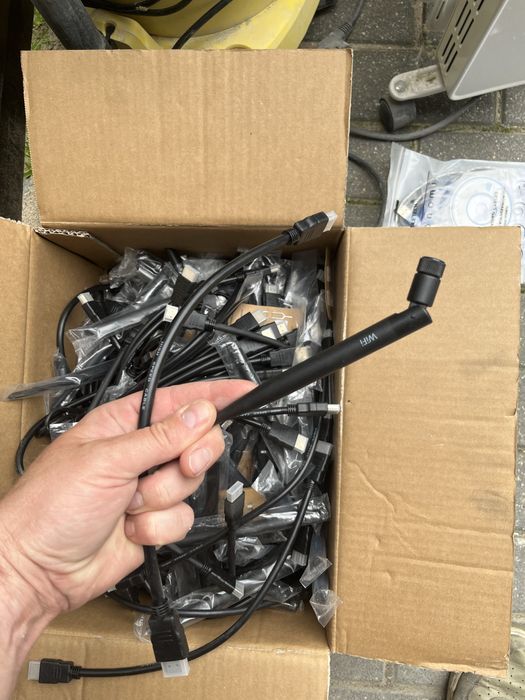 Mini kable hdmi oraz anteny do routerow karton