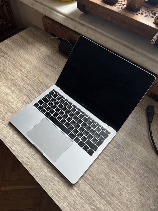 MacBook Pro 13” 2017 (256 GB / 8 GB RAM)