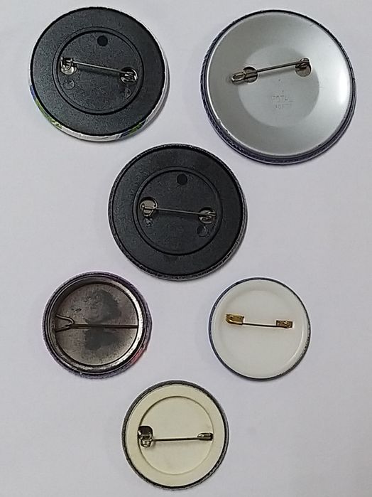 6 crachás variados.