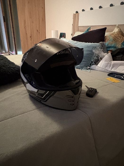 Capacete AIROH com intercomunicador