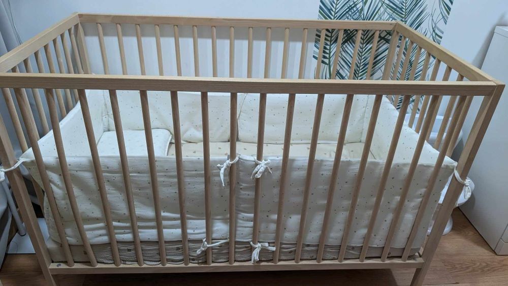 Cama bebé com colchão e proteções almofadadas