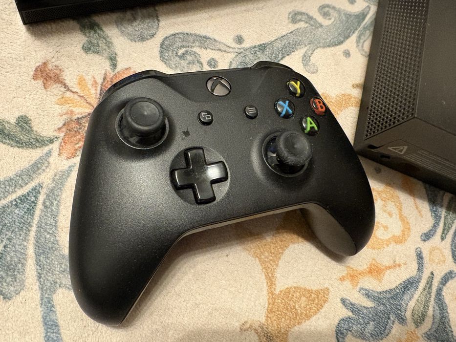 Xbox One X 1TB + kinect
