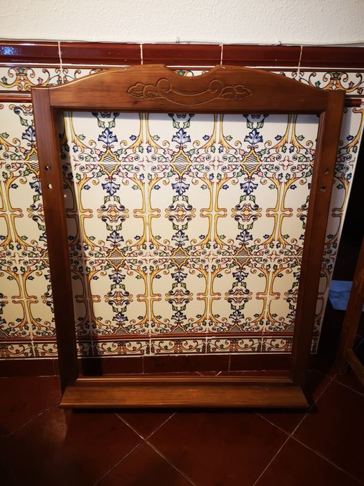 Moldura trabalhada em madeira maciça clara