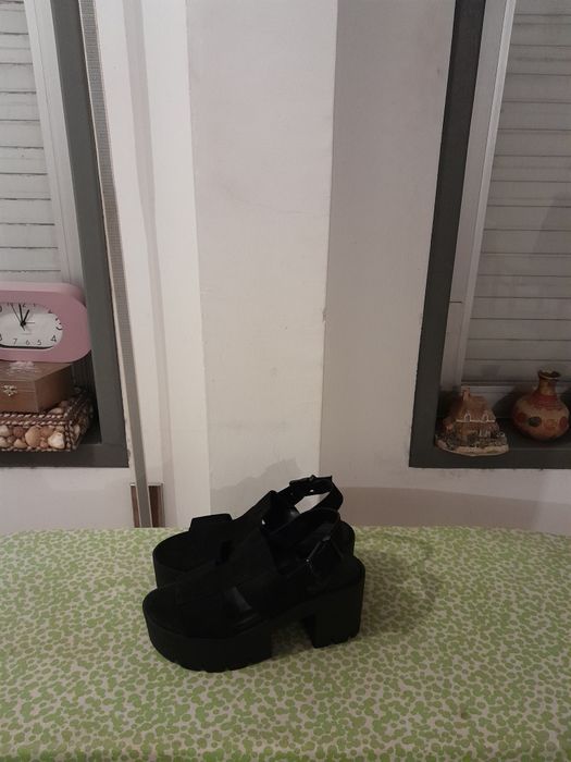 Vendo Sandálias de Senhora BERSHKA muito bonitas como novas