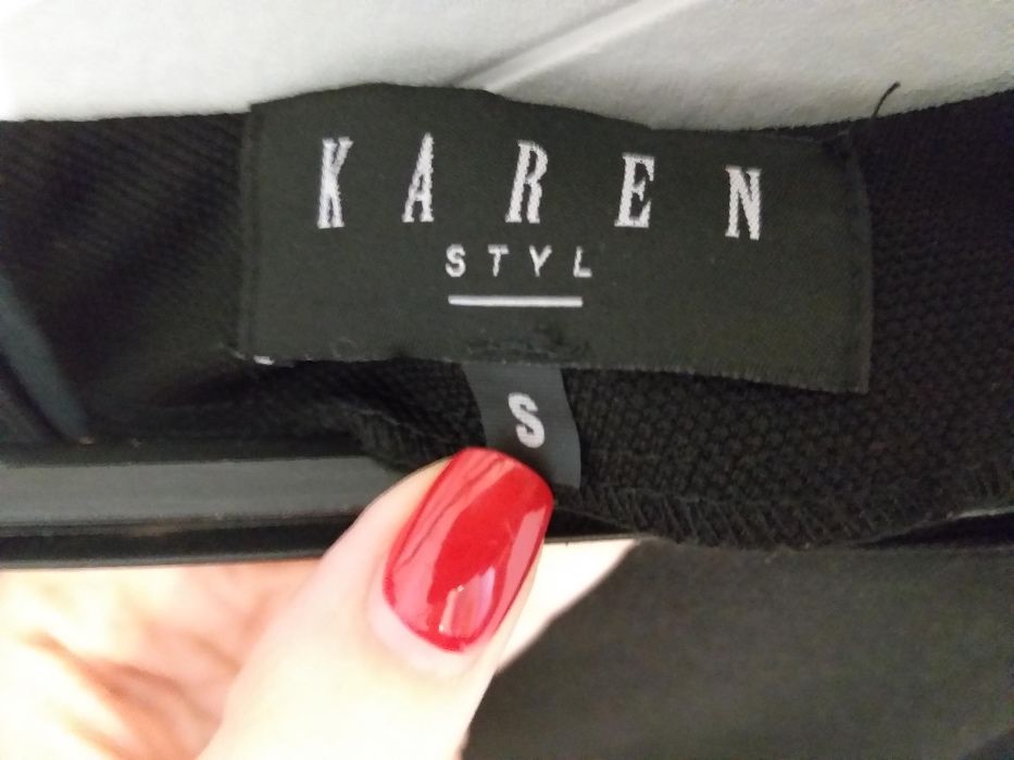 Elegancka czarna sukienka z rozporkiem z przodu