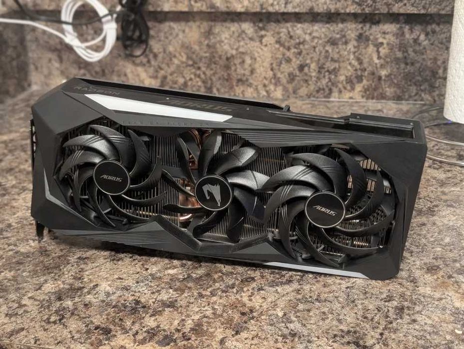 Потужна відеокарта — Radeon RX 6800 (16 GB GDDR6)
