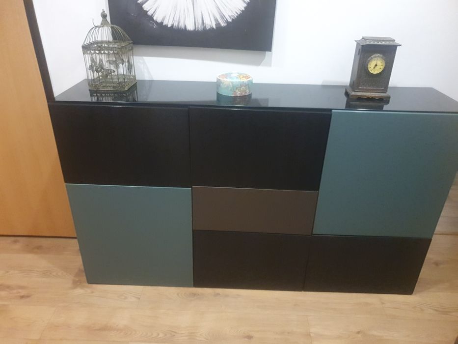 Aparador muito elegante do Ikea com muita arrumação