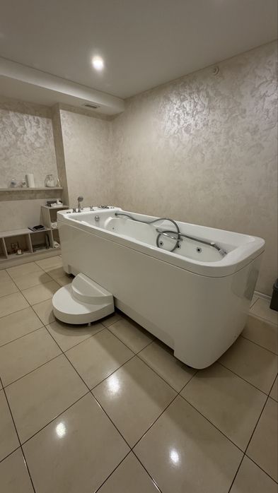 Гідромасажна ванна .