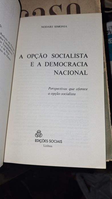 Opção socialista e democracia nacional Nodari Simonia