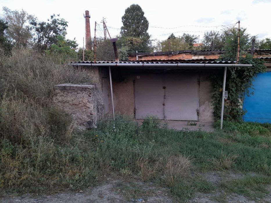 Продам гараж.коператив Москвич..первый с заезда в коператив.есть прист