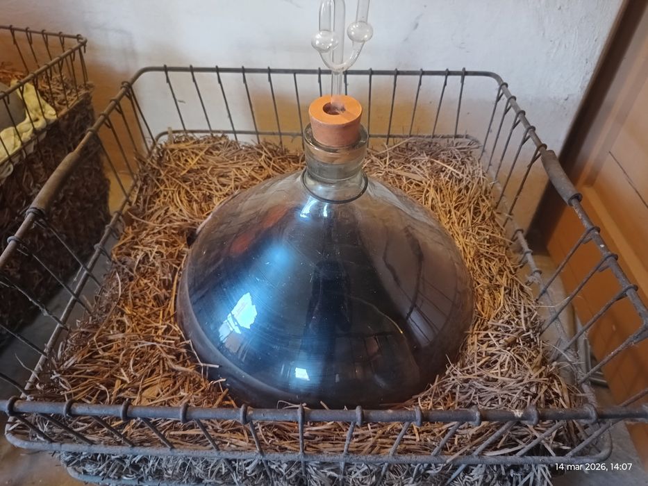 Duża Butla na wino z koszem.