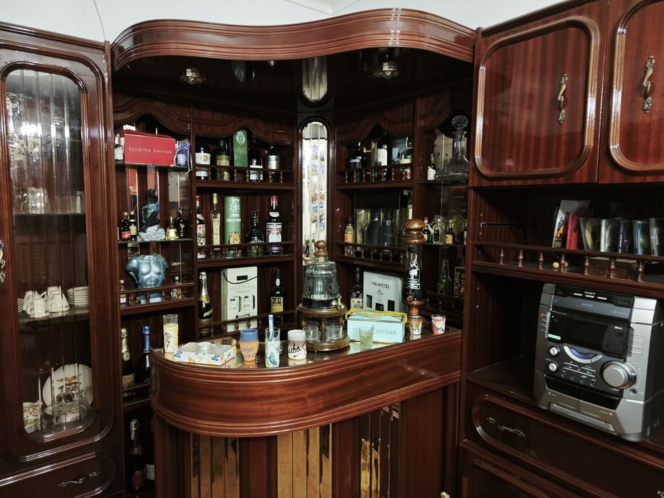 Móvel de Sala em Mogno com Bar, Cristaleira