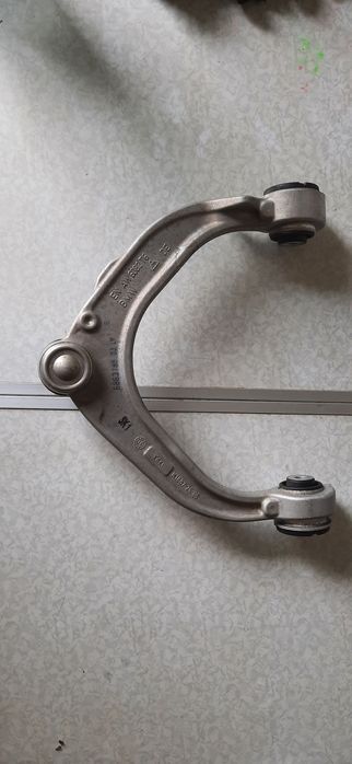 Левый передний верхний серповидный рычаг BMW E70