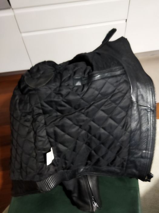 Casaco Motar em couro preto.