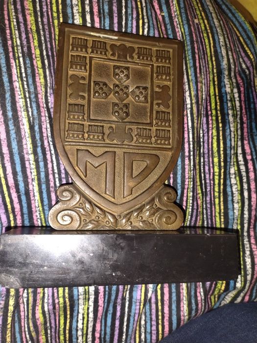 Antiga Placa Heráldica da Mocidade Portuguesa em Bronze com Base (18cm)