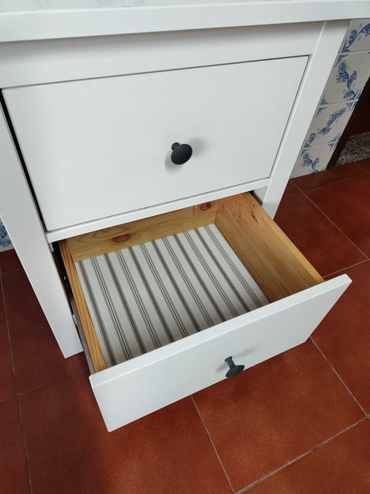 Mesa de Cabeceira IKEA HEMNES – Branca (2 Gavetas)