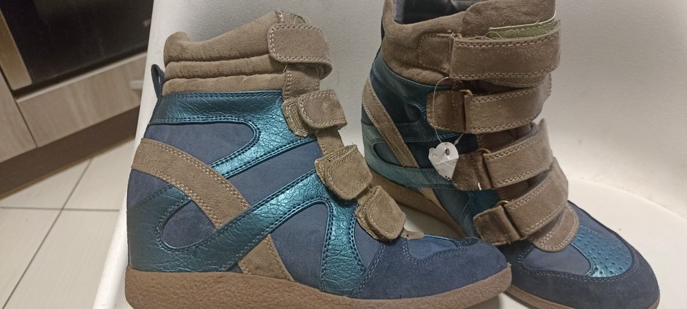 Снікерси нові  39р.