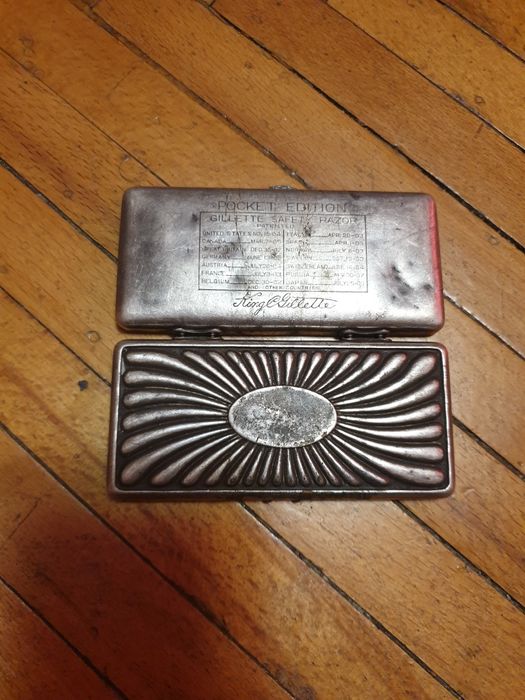 Посеребренный футляр для бритвы Gillette.