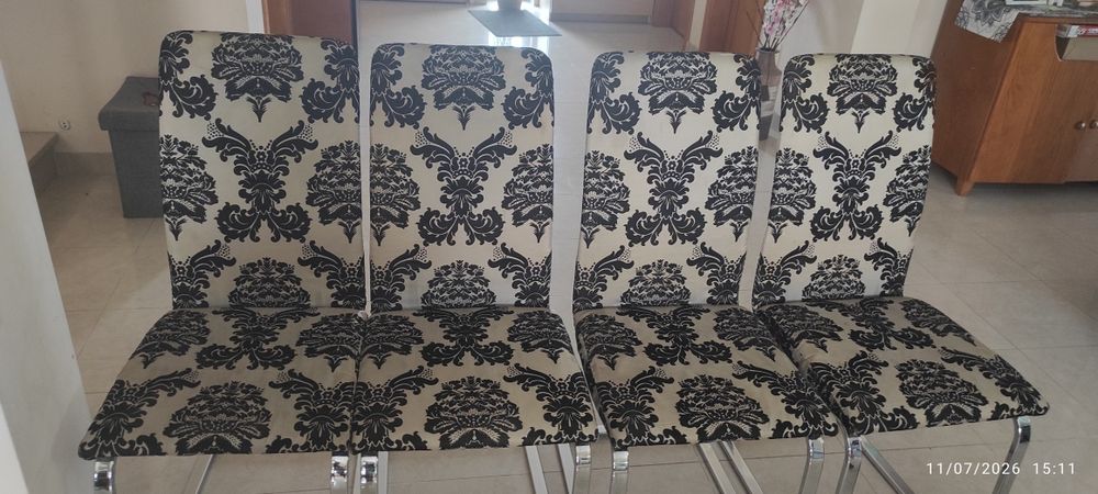 Conjunto de 4 cadeiras muito elegantes