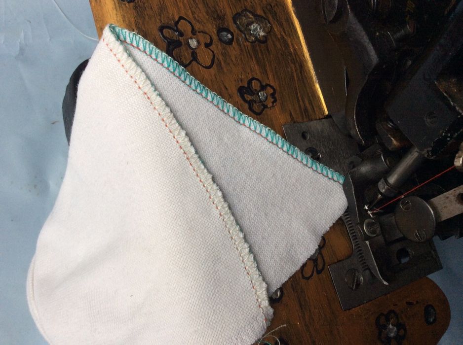 Оверлок економного зшивного шва, на 3~4 нитки. Юстований майстром.