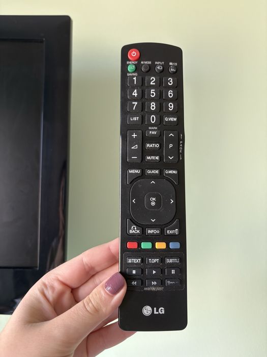 TV LG 22’ com suportes para móvel e parede