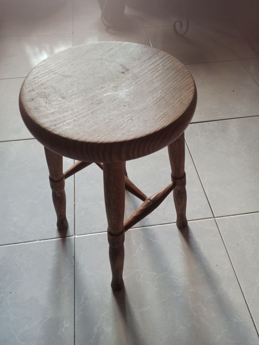 Banco em madeira de castanho