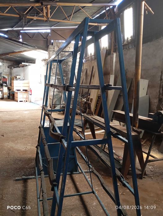 CAVALETE para colocar em carrinha de caixa aberta.