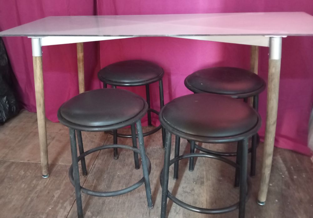 Conjunto de mesa e bancos