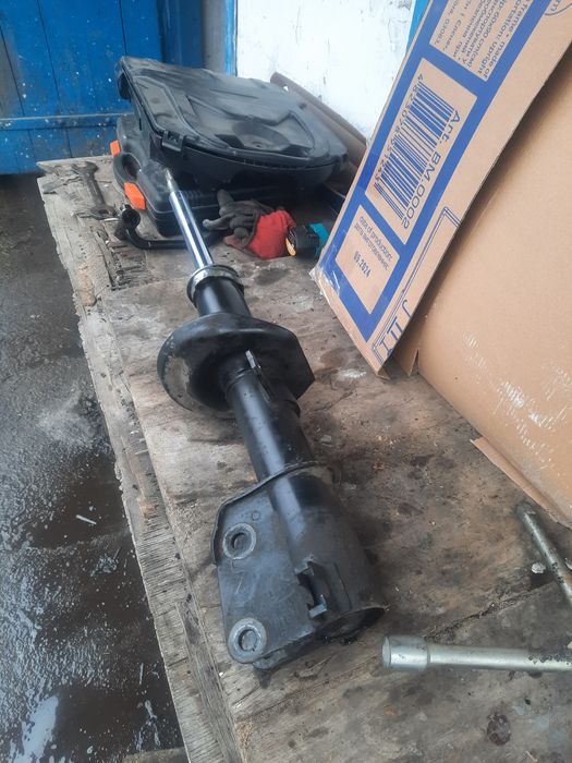 Амортизатор передній Renault Trafik 3