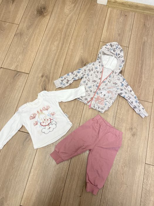 Продам набір одягу для дівчинки 9-12 місяців(два костюми та плаття)