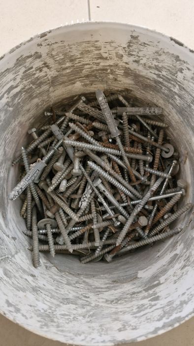 Śruby, kołki, kotwy i inne