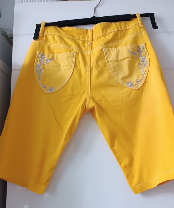 Żółte damskie bermudy