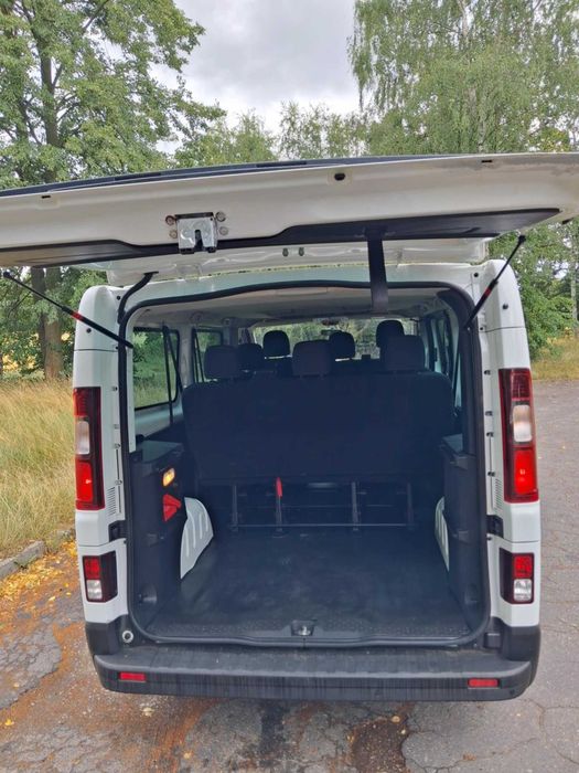 Wynajem busa 9-osobowego Renault Trafic Long.