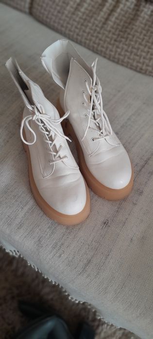 Черевики білі bershka