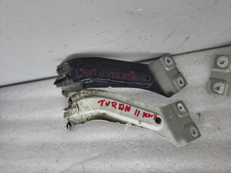 Wspornik mocowanie błotnika lewe przód VW Touran II 1T3 1T0821135C