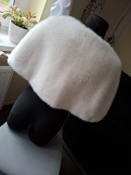 Sprzedam śliczną narzutkę ślubną kremową