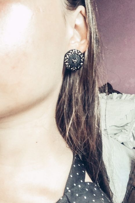 Brincos pretos e dourados floral (bijuteria, acessórios)