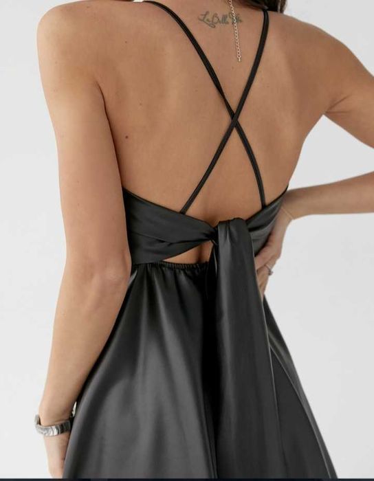 Сарафан із шкірозамінника на тонких бретелях з кльошною спідницею