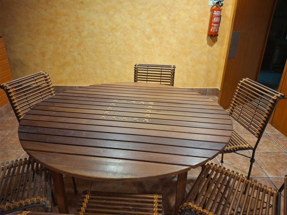 Conjunto de Mesa e Cadeiras | Excelente Estado