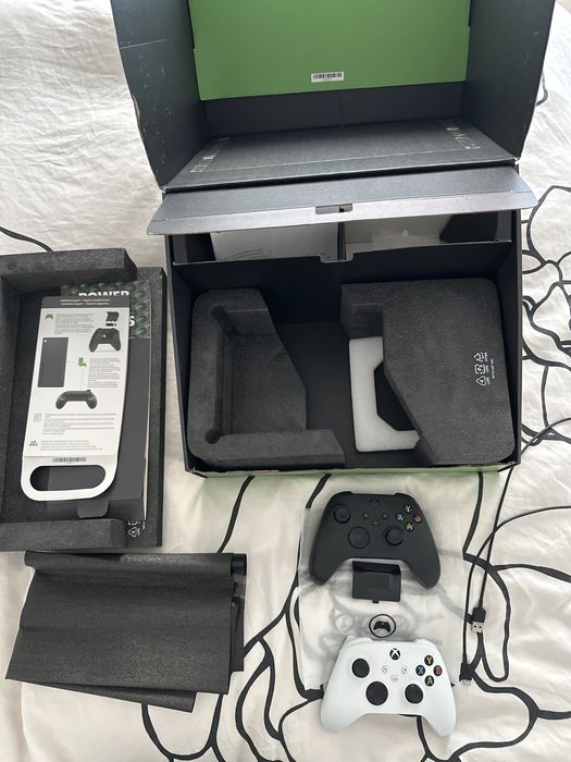 Xbox series X semi nova com 2 comandos
