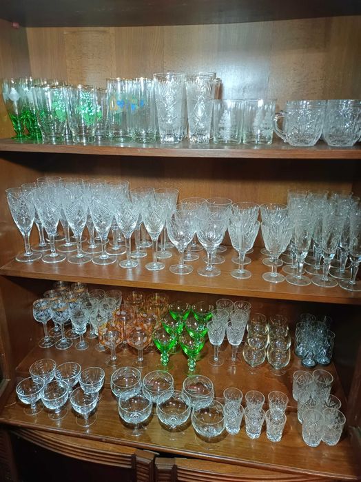 Кришталеві келихи, чарки , стакани , рюмки.
