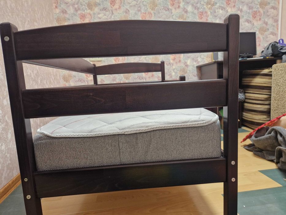 Кровать с матрасом и стульчик