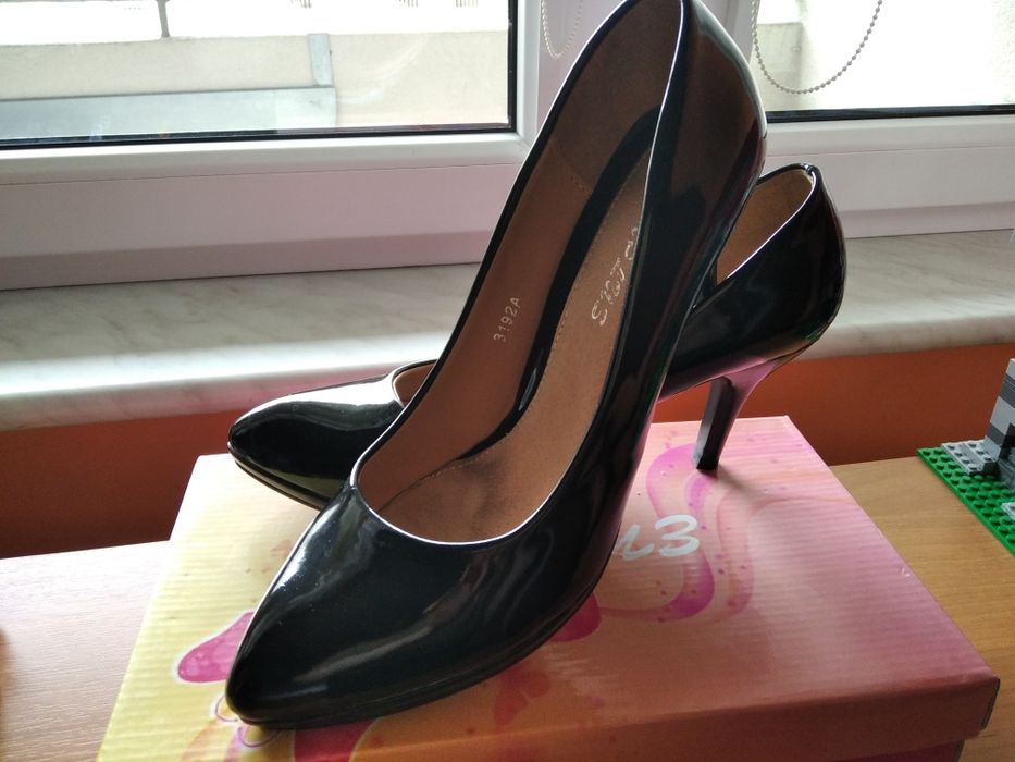 Czarne buty pełne